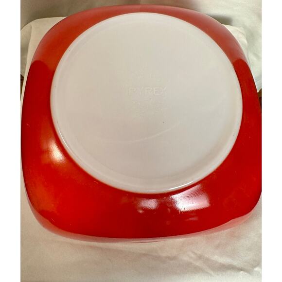 Mid-Century PYREX 525B 2 1/2 Qt. Red Hostess Bowl Square Dish with Lid c.1950s - Picture 9 of 10